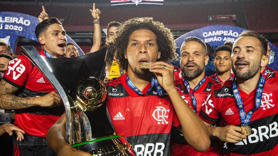 Willian Arão, Diego e Everton Ribeiro festejam título do Brasileiro de 2020 pelo Flamengo - Alexandre Vidal/Flamengo