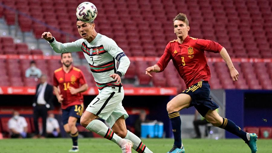 Cristiano Ronaldo e Llorente disputam a bola durante o amistoso entre Portugal e Espanha  - JAVIER SORIANO/AFP
