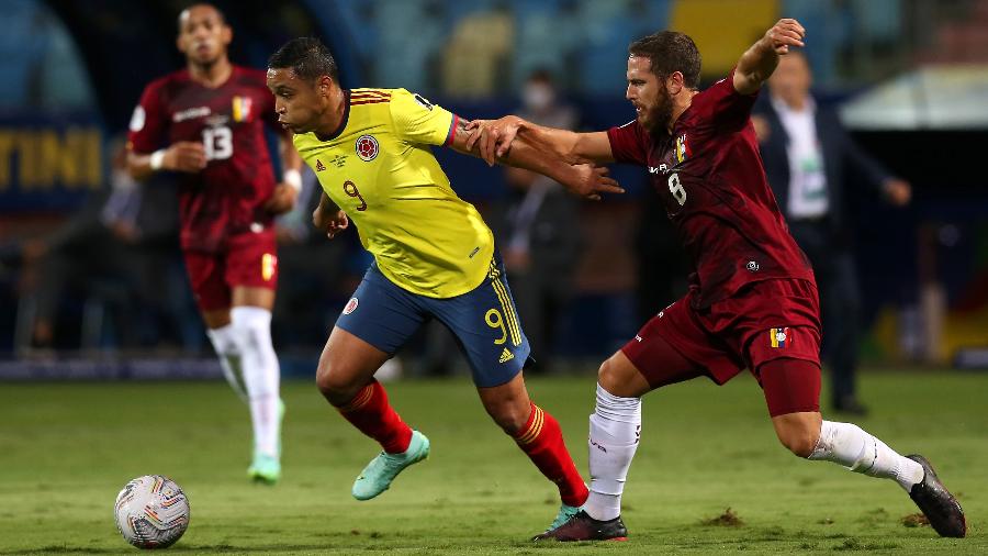 Muriel se livra da marcação de La Mantia em Colômbia x Venezuela, pela segunda rodada da Copa América  - Alexandre Schneider/Getty Images