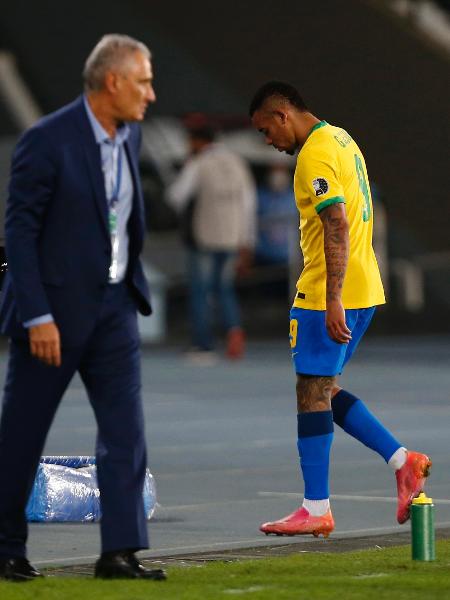 Gabriel Jesus deixa campo cabisbaixo diante do técnico Tite após ser expulso em jogo do Brasil - Wagner Meier/Getty Images