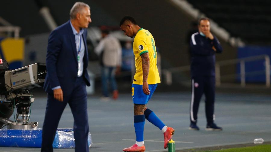 Gabriel Jesus deixa campo cabisbaixo diante do técnico Tite após ser expulso em jogo do Brasil - Wagner Meier/Getty Images