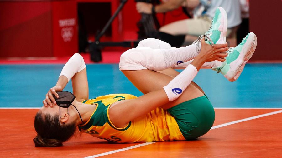 Macris Carneiro, levantadora da seleção brasileira de vôlei, torceu o tornozelo durante jogo contra Japão - Valentyn Ogirenko/Reuters