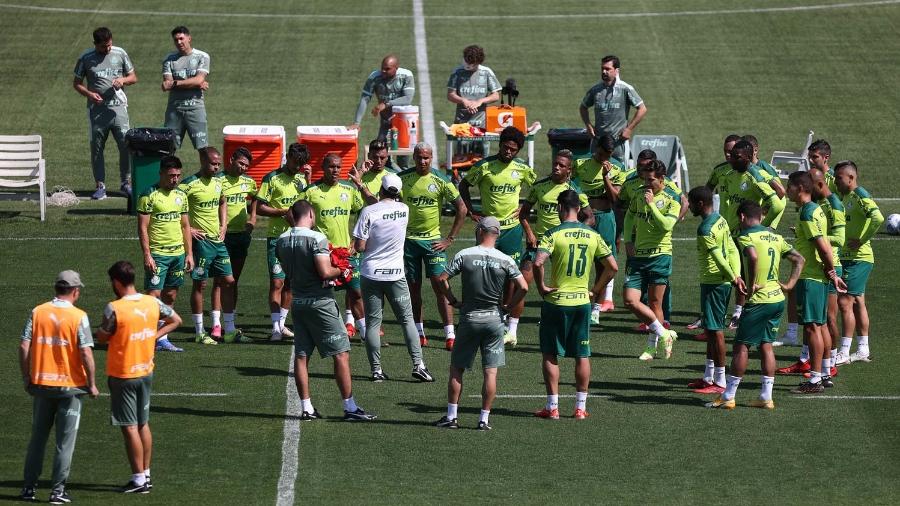 Comissão técnica e jogadores do Palmeiras reunidos durante treino, na Academia de Futebol - Cesar Greco/Palmeiras