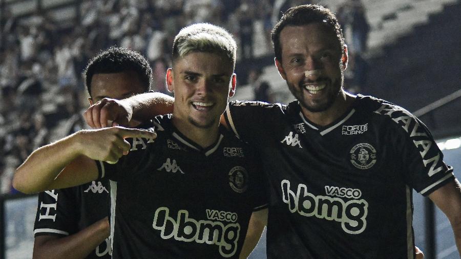 Gabriel Pec faz festa ao lado do ídolo Nenê em vitória do Vasco sobre o Goiás em São Januário - THIAGO RIBEIRO/AGIF - AGÊNCIA DE FOTOGRAFIA/ESTADÃO CONTEÚDO