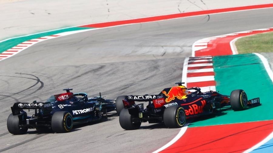 Lewis Hamilton e Max Verstappen na primeira curva do GP dos EUA, em Austin: com área de escape asfaltada, lance foi considerado normal - Pirelli