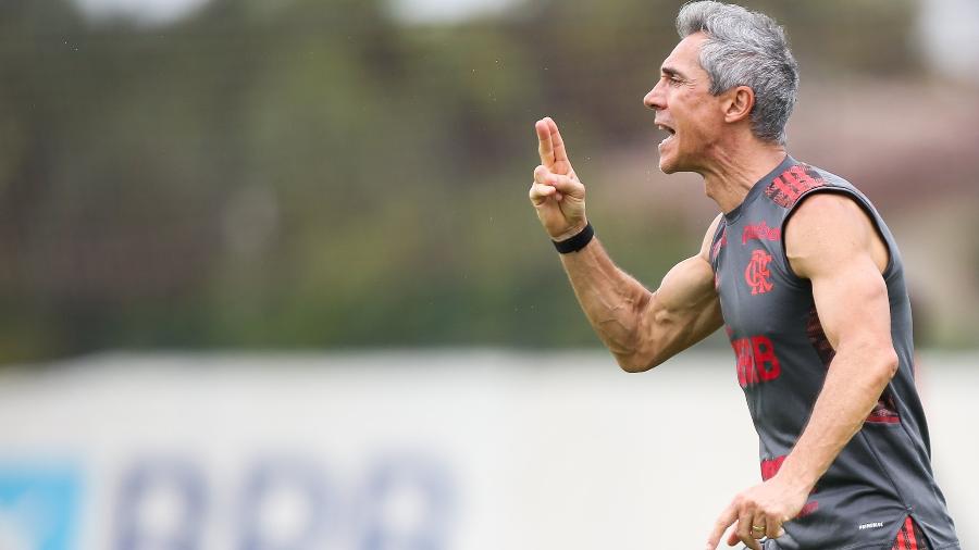 Paulo Sousa orienta jogadores durante treino do Flamengo - Gilvan de Souza/Flamengo