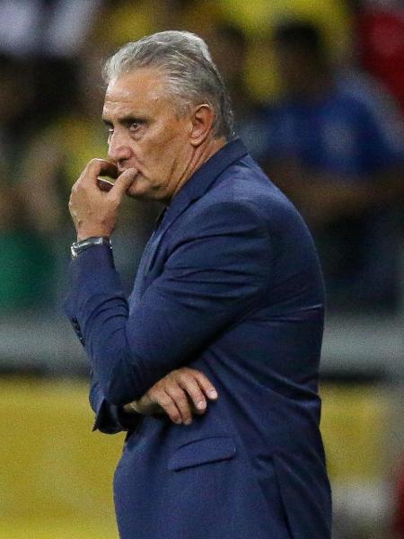 Tite durante Brasil x Paraguai - Fernando Moreno/AGIF