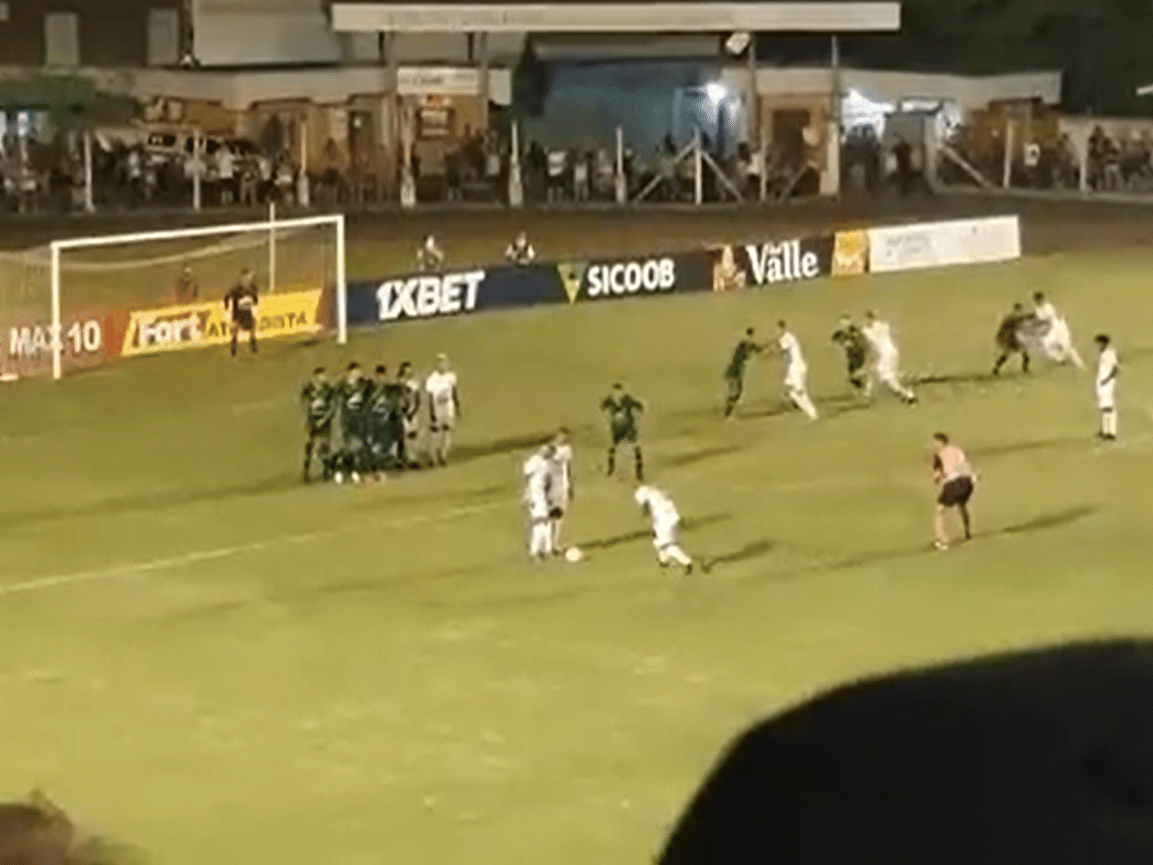 Cobrança de falta (mal) ensaiada: nenhum jogador do Concórdia chutou.