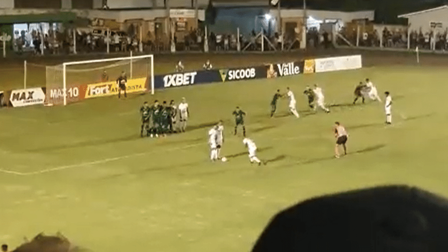 Jogada ensaiada em cobrança de falta no jogo entre Concórdia e Chapecoense viralizou na internet - Reprodução/Twitter