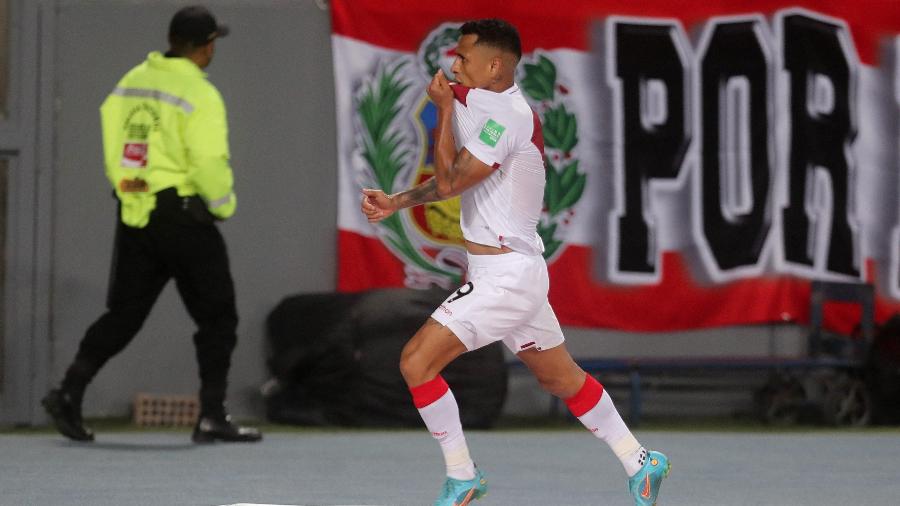 Yoshimar Yotun comemora gol pela seleção do Peru contra o Paraguai pelas Eliminatórias da Copa do Qatar - SEBASTIAN CASTANEDA/REUTERS