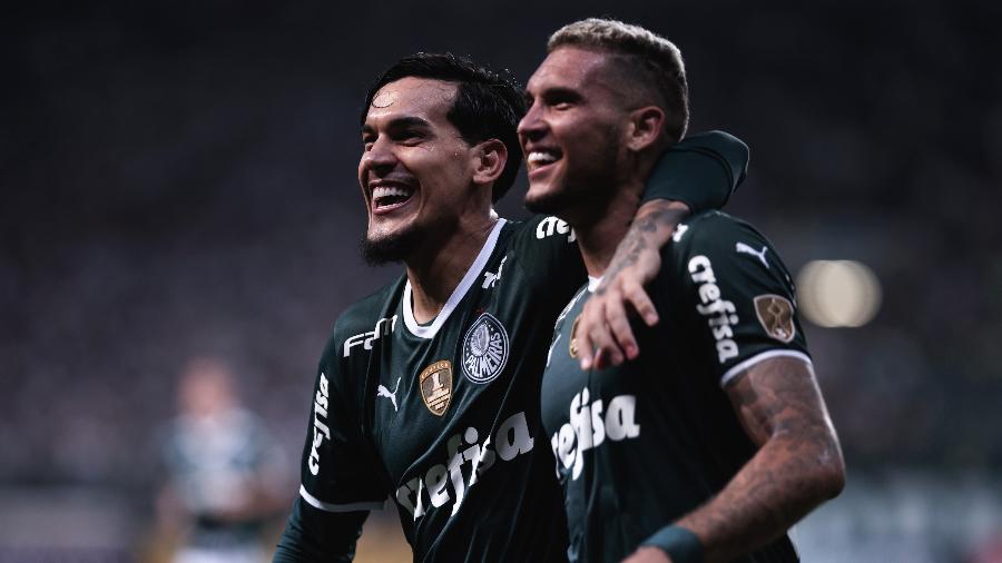 Gustavo Gómez e Rafael Navarro comemoram gol do atacante do Palmeiras sobre o I. Petrolero - Ettore Chiereguini/AGIF