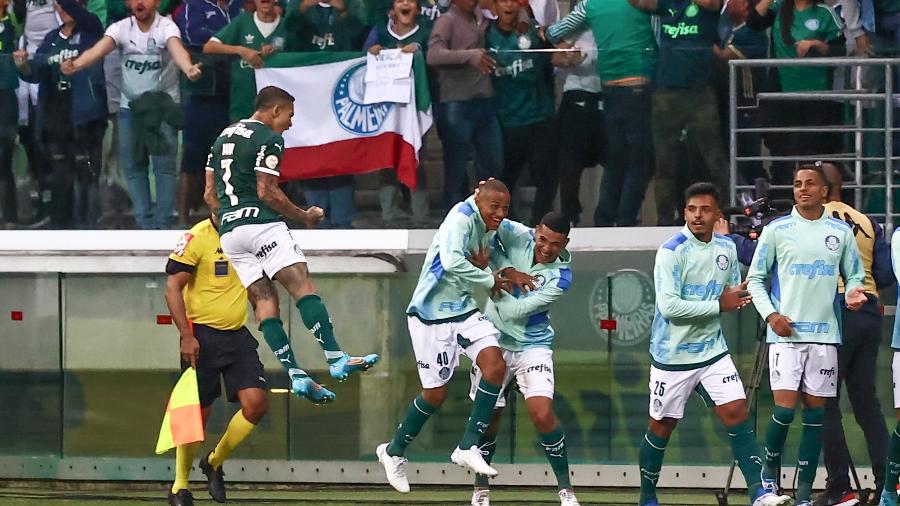 Dudu, do Palmeiras, comemora gol durante partida contra o Fluminense, no Allianz Parque, pelo Brasileirão 2022. - Marcello Zambrana/AGIF