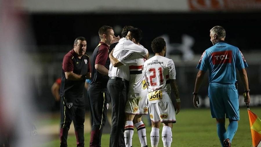 Thomaz abraça Rogério Ceni após marcar pelo São Paulo - Paulo Pinto / saopaulofc.net