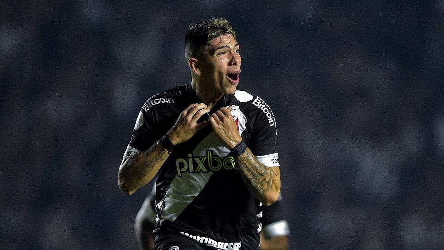 Meia chileno Palacios comemora seu primeiro gol pelo Vasco contra o Operário, na Série B - Thiago Ribeiro/AGIF