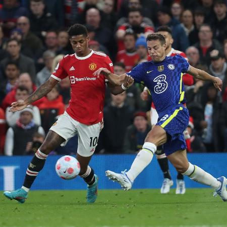 Rashford e Azpilicueta disputam bola durante partida entre Manchester United e Chelsea. - Tom Purslow/Manchester United via Getty Imag