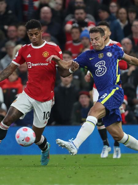 Rashford e Azpilicueta disputam bola durante partida entre Manchester United e Chelsea - Tom Purslow/Manchester United via Getty Imag