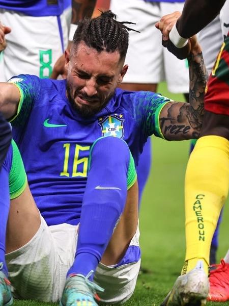 Alex Telles chora ao sentir lesão e é substituído por Marquinhos, na partida entre Camarões e Brasil - Jay Barratt - AMA/Getty Images