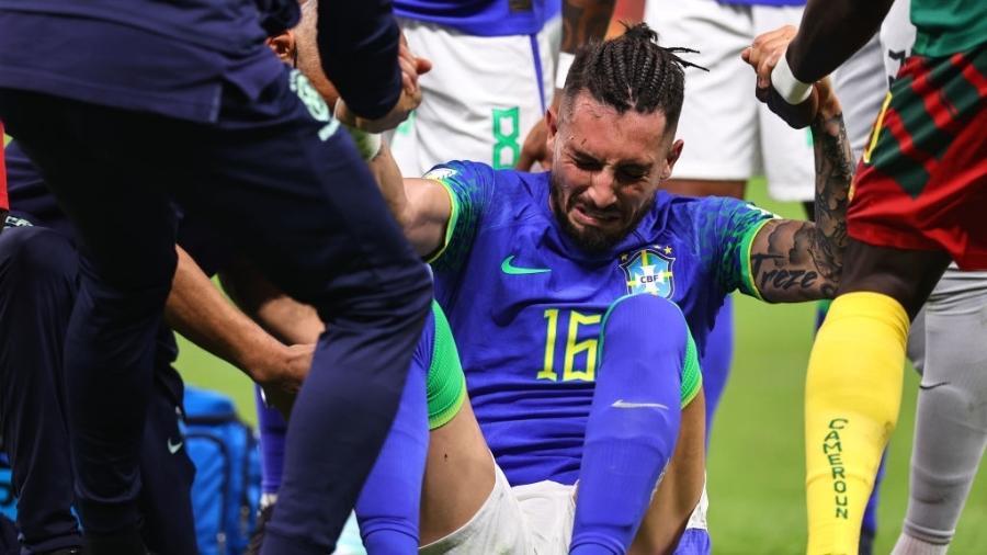 Alex Telles chora ao sentir lesão e é substituído por Marquinhos, na partida entre Camarões e Brasil - Jay Barratt - AMA/Getty Images