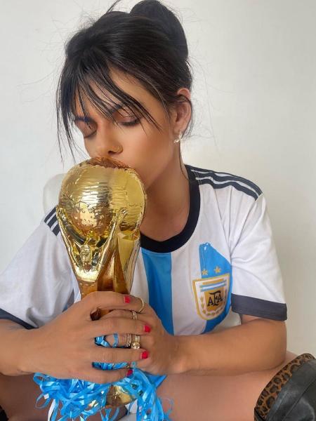 Fã de Messi, a influenciadora Suzy Cortez posa com réplica da taça da Copa  - Reprodução/Instagram