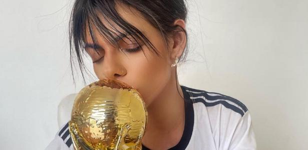 Fã que tatuou Messi na virilha diz que vai entregar taça da Copa ao