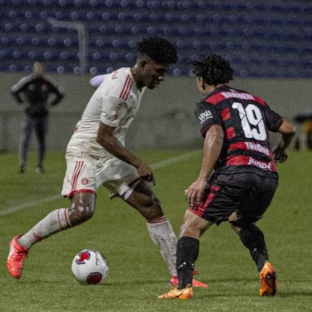 Allan Aniz, do Inter, tenta fazer a jogada na partida contra o Oeste pela Copinha - Reprodução/Instagram