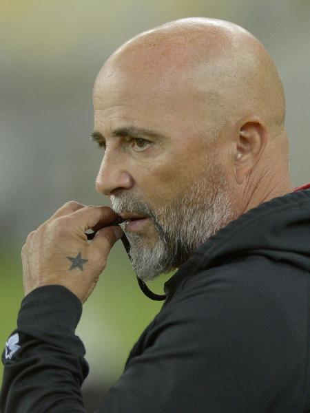 Análise: Flamengo reprime amor à bola pedido por Sampaoli, leva