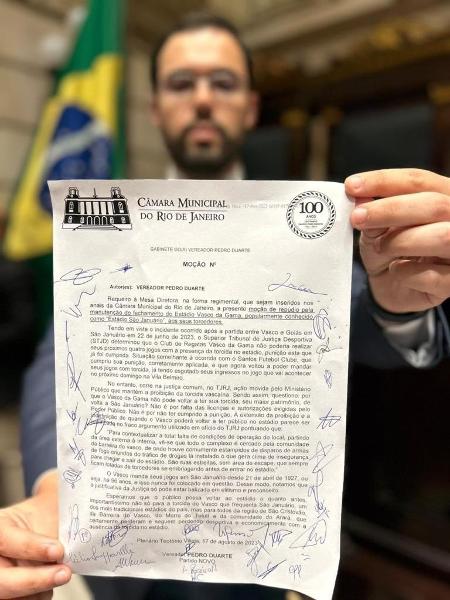 Vereador Pedro Duarte (Novo-RJ) mostra proposta de moção de repúdio aprovada pela Câmara Municipal do Rio