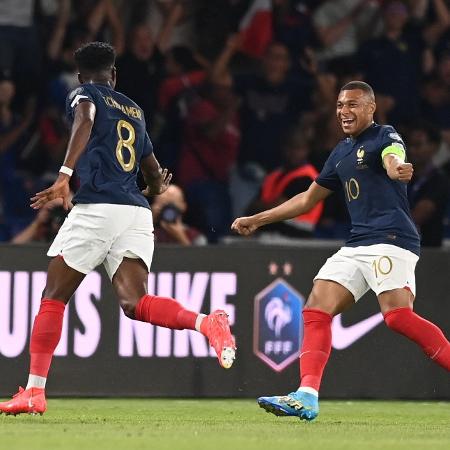 Tchouaméni e Mbappé comemora gol: volante é um dos aliados no vestiário