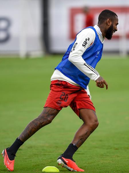 Gerson durante treino do Flamengo no Ninho do Urubu