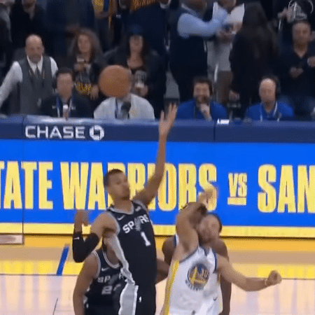 Wembanyama tenta bloquear arremesso de Curry no duelo entre Spurs e Warriors, pela pré-temporada da NBA