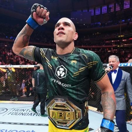 O brasileiro Alex 'Poatan' Pereira' após vencer Jiri Prochazka no UFC 295