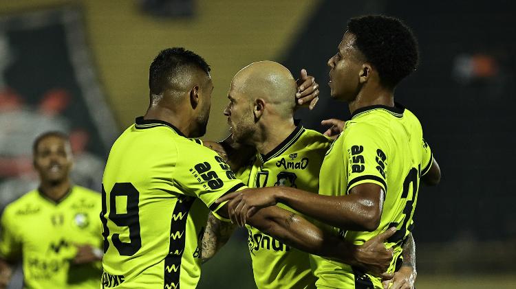 Jogadores do São Bernardo comemoram gol de Silvinho sobre o Corinthians