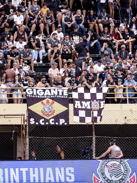 Torcida do Corinthians durante partida contra o Água Santa pelo Paulistão