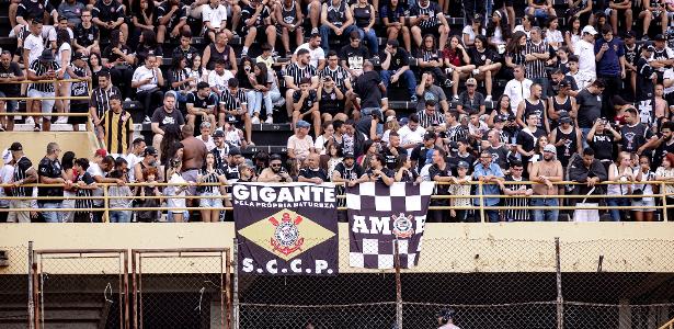 Torcida corintiana cobra elenco em protesto: 