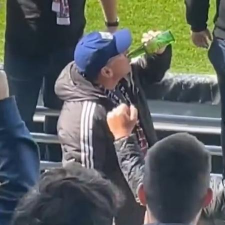 Dono do Botafogo, John Textor vira cerveja para celebrar vitória do Lyon