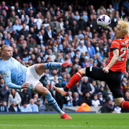 Haaland bate de voleio e a bola desvia no rosto de Daiki Hashioka no primeiro gol do Manchester City sobre o Luton Town