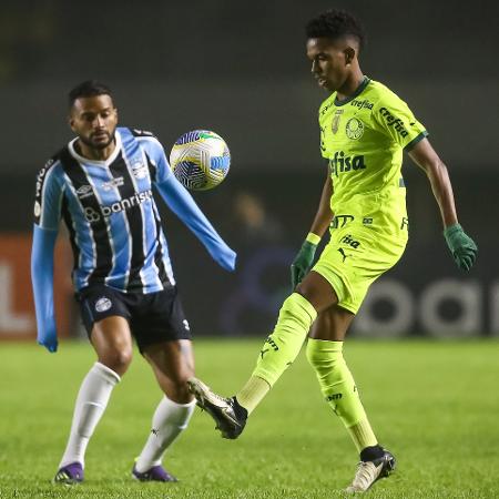 Reinaldo e Estêvão brigam pela bola em Grêmio x Palmeiras, duelo do Campeonato Brasileiro