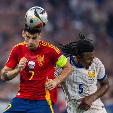 Morata disputa a bola durante Espanha x França, confronto da Eurocopa