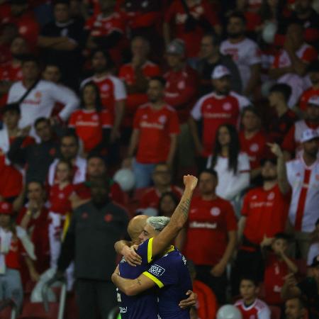 Gonzalo Sandez e Carlos Quintana, do Rosario Central, comemoram gol contra o Inter