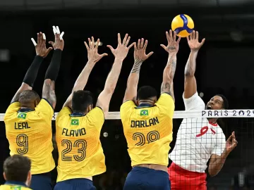 Brasil leva virada dramática da favorita Polônia e se complica no vôlei