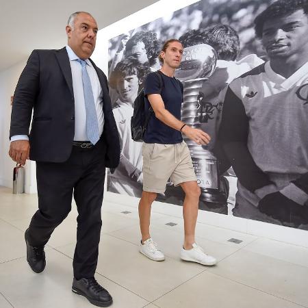 Filipe Luís e Marcos Braz no CT do Flamengo