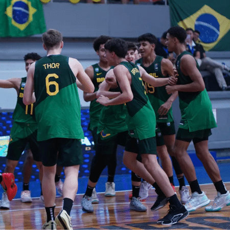 Jogadores da seleção brasileira sub-15 de basquete masculino comemoram vitória 