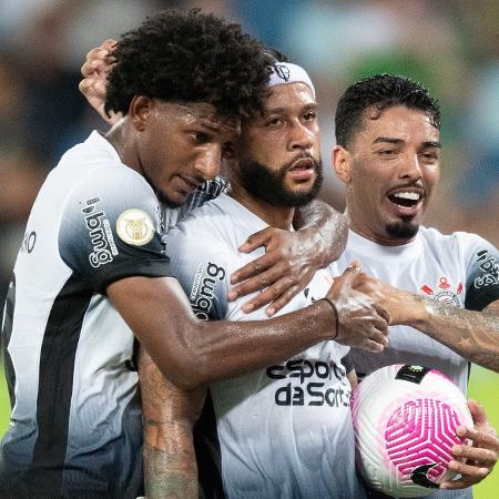 Memphis Depay comemora gol de pênalti pelo Corinthians sobre o Cuiabá, na Arena Pantanal, pelo Brasileiro