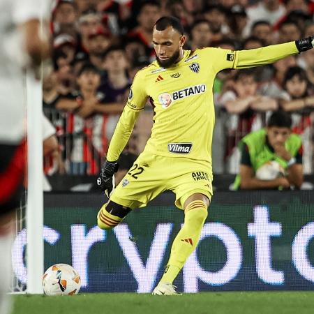 Everson em ação durante River Plate x Atlético-MG, confronto da Libertadores 