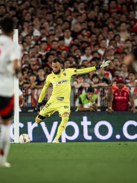 Everson em ação durante River Plate x Atlético-MG, confronto da Libertadores 