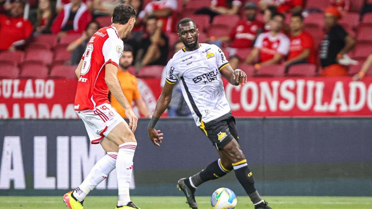 Bolasie em ação durante jogo entre Internacional e Criciúma pelo Brasileirão