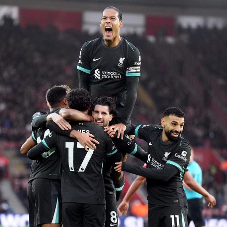 Jogadores do Liverpool comemoram gol de Szoboszlai contra o Southampton pelo Campeonato Inglês - Adam Davy/PA Images via Getty Images