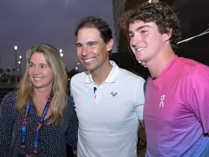 João Fonseca revê Nadal, recria foto de 14 anos e leva título com 'benção'