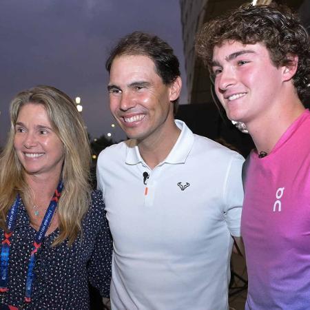 João Fonseca e sua mãe ao lado de Rafael Nadal durante o ATP Next Gen