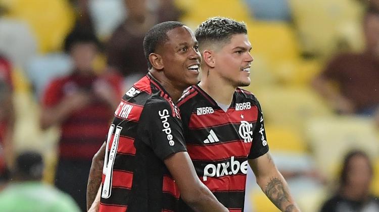 Wallace Yan abriu o placar para o Flamengo após lance de bola parada